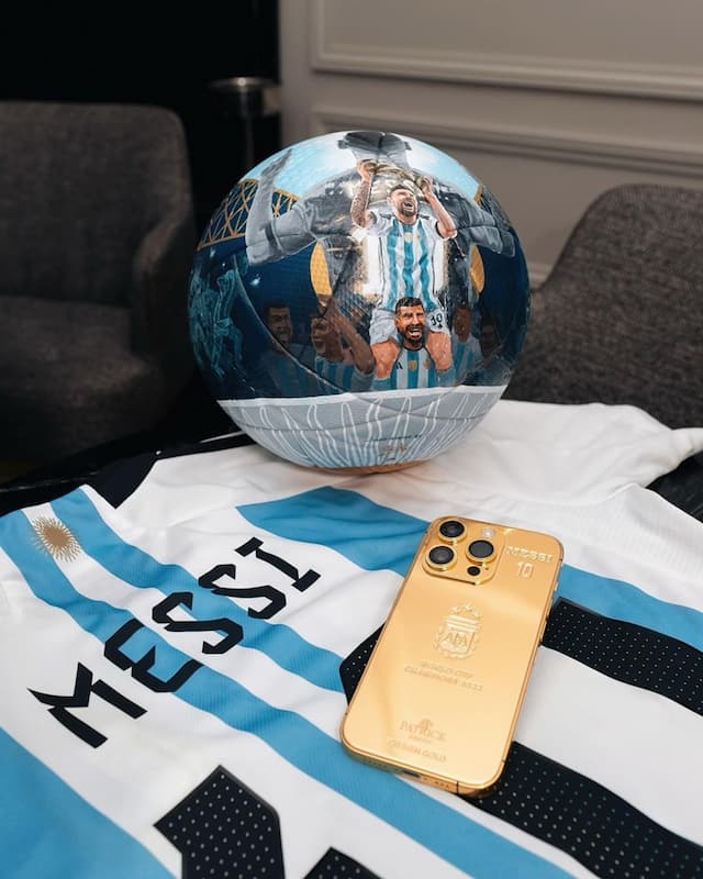 Messi Bagi-bagi iPhone 14 Berlapis Emas 24K Buat Skuad Argentina