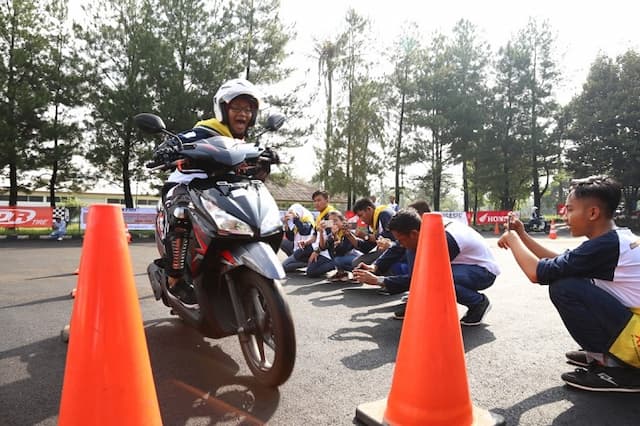 AHM Ajak 150 Pelajar Jago Ngeblog Safety Riding
