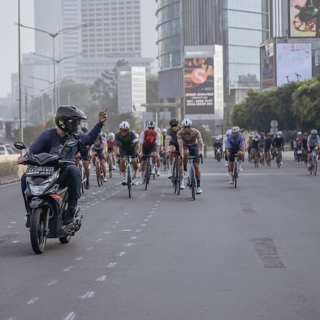 Pemotor Plat AA Acungkan Jari Tengah ke Rombongan Pesepeda, Dipuji Netizen