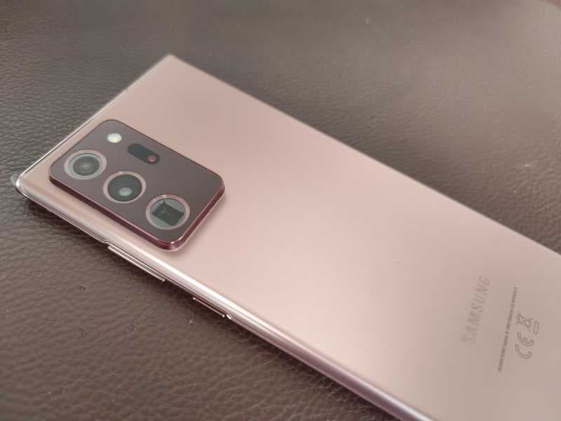 Habis Ledek iPhone 12, Samsung Ikutan Jualan Ponsel Tanpa Kepala Charger?