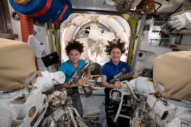 Pertama Kali dalam Sejarah, Astronaut Perempuan ‘Berjalan’ di Luar Angkasa