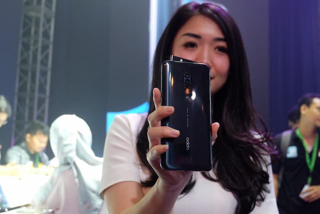 Kesan Menggenggam Oppo Reno, Ponsel Berkamera ‘Miring’