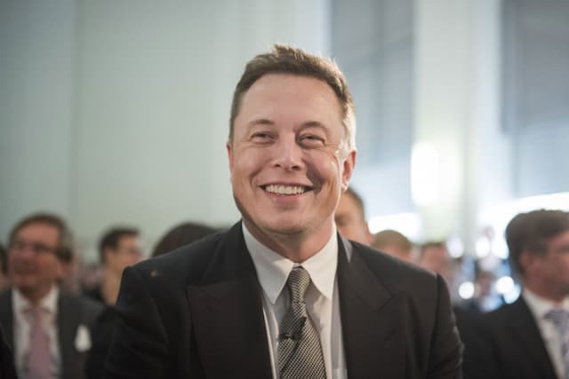 Elon Musk Sebut Neil Amstrong adalah Alien