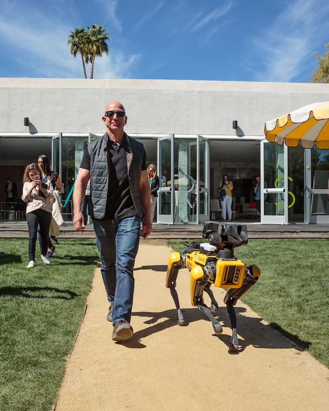 Orang Terkaya di Dunia Pamer Peliharaan Baru, Robot Anjing