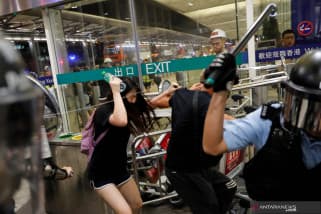 Bentrokan di Bandara Hong Kong Pecah Pascapenerbangan Dihentikan