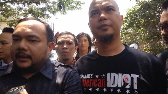 Berbaju Idiot, Ahmad Dhani Diperiksa Sebagai Tersangka