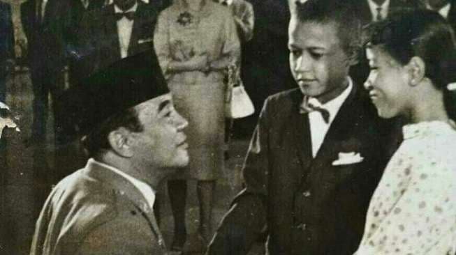 Heboh Foto Obama Cilik Disalami Bung Karno, Benarkah?