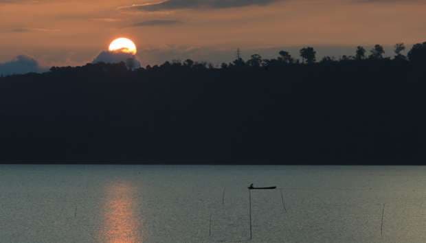 Pelancong Keluhkan Banyaknya Sampah di Danau Buyan - Bali