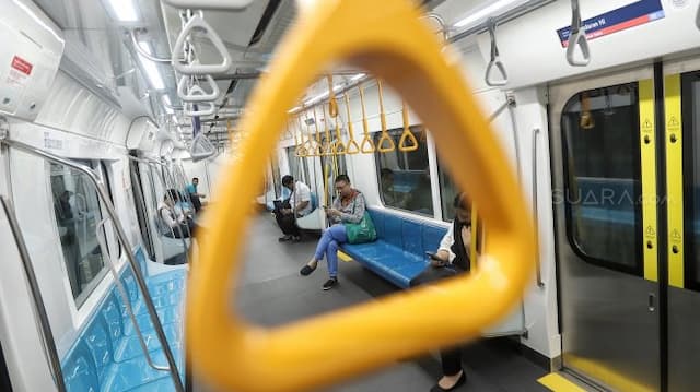 Gaya Perlente, Pria Ganteng di MRT Bikin Penumpang Tak Mau Turun