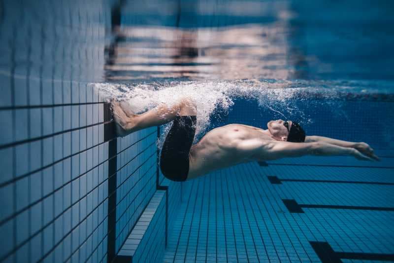3 Gerakan Pemanasan yang Ampuh Mencegah Kram Saat Berenang