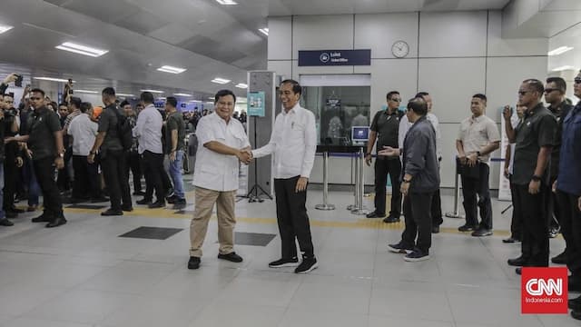 Histeria Warga Tonton Pertemuan Prabowo dan Jokowi di MRT