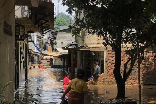 Warga Bekasi Ini Kritik Masalah Banjir dengan Cara yang Unik!