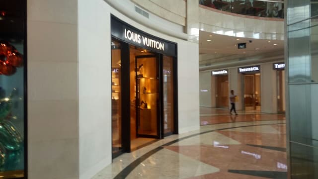 Menelusuri Jejak Abang Go-Jek di Gerai Louis Vuitton